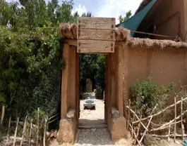 ورودی کاهگلی اقامتگاه شاه رستم میان درختان