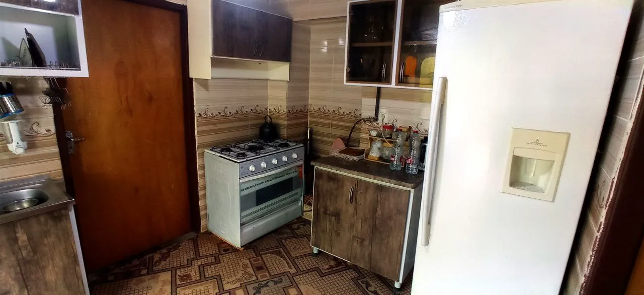 آشپزخانه شاه رستم با اجاق گاز و یخچال
