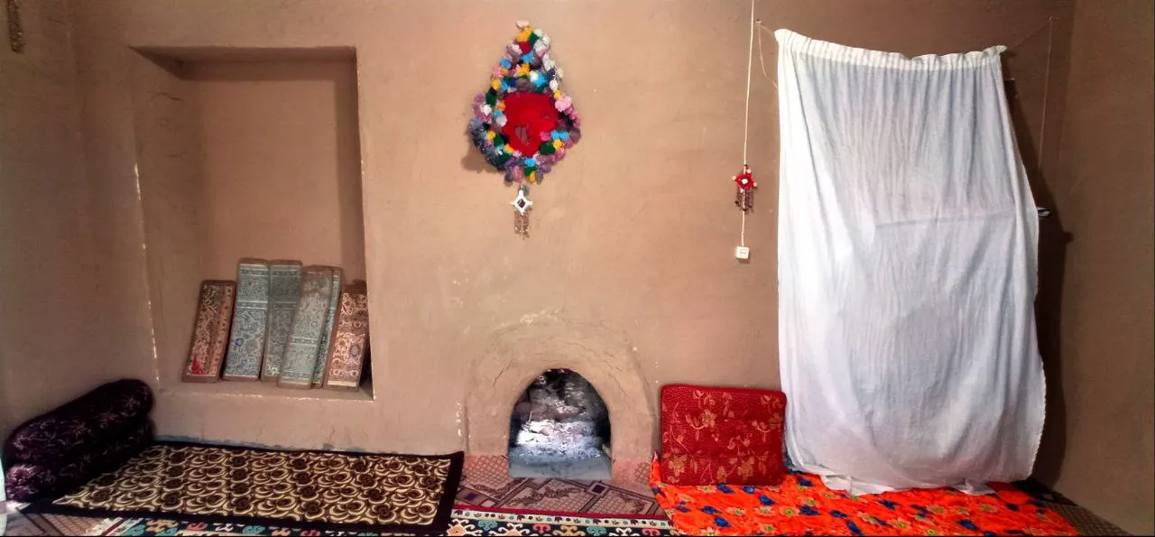 اتاق سنتی با اجاق دیواری و گلیم در شاه رستم