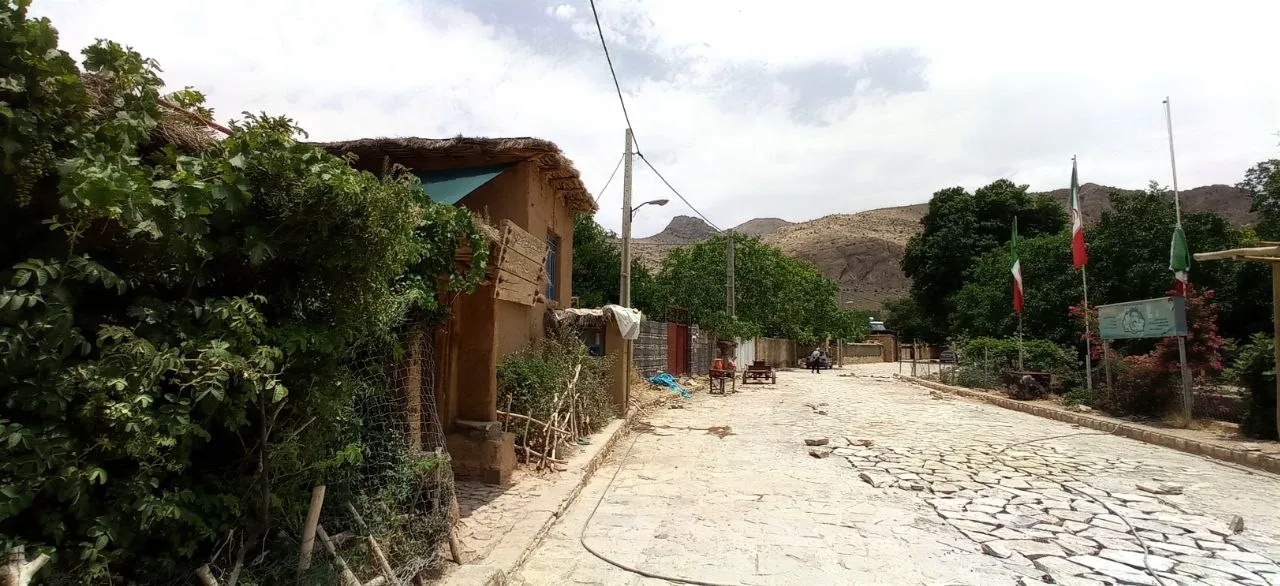 کوچه سنگ‌فرش‌شده کنار اقامتگاه شاه رستم