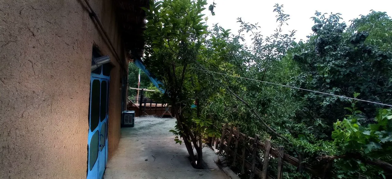 مسیر کنار ساختمان کاهگلی شاه رستم در میان درختان