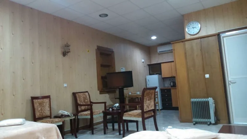 فضای نشیمن هتل ساحل طلایی با تلویزیون و صندلی