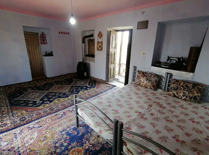 اتاق اقامتگاه چشمه سعدی با تخت و فرش ایرانی