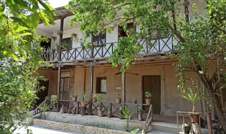 نمای حیاط و ایوان چوبی اقامتگاه چشمه سعدی