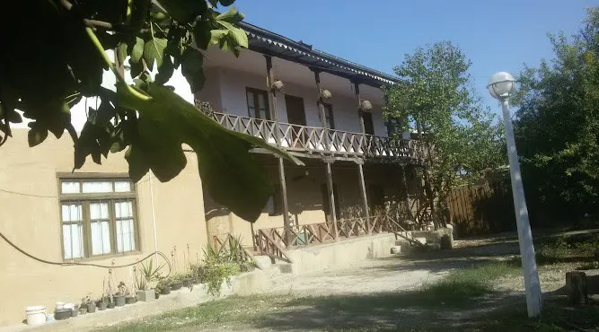 ساختمان دوطبقه چشمه سعدی با ایوان چوبی