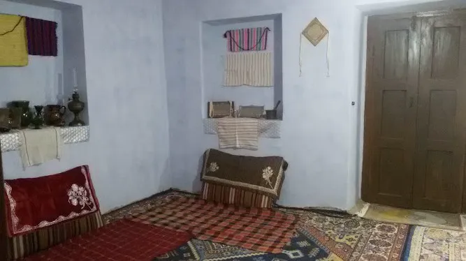 فضای سنتی اتاق اقامتگاه چشمه سعدی با فرش و پشتی