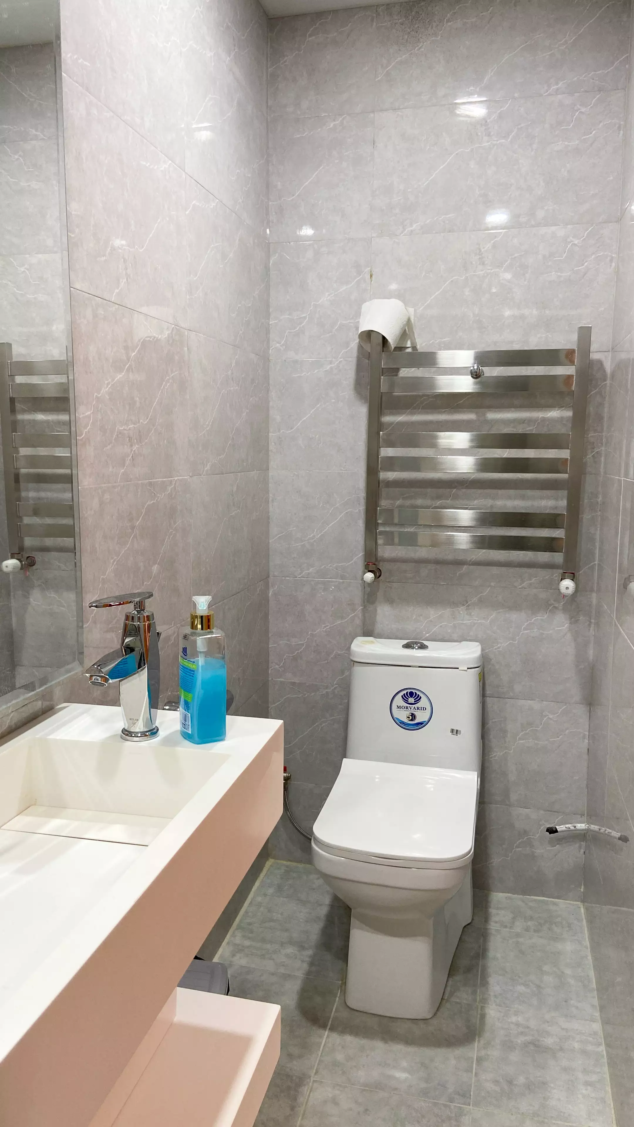 حمام با کاشی‌های خاکستری در هتل خاتم
