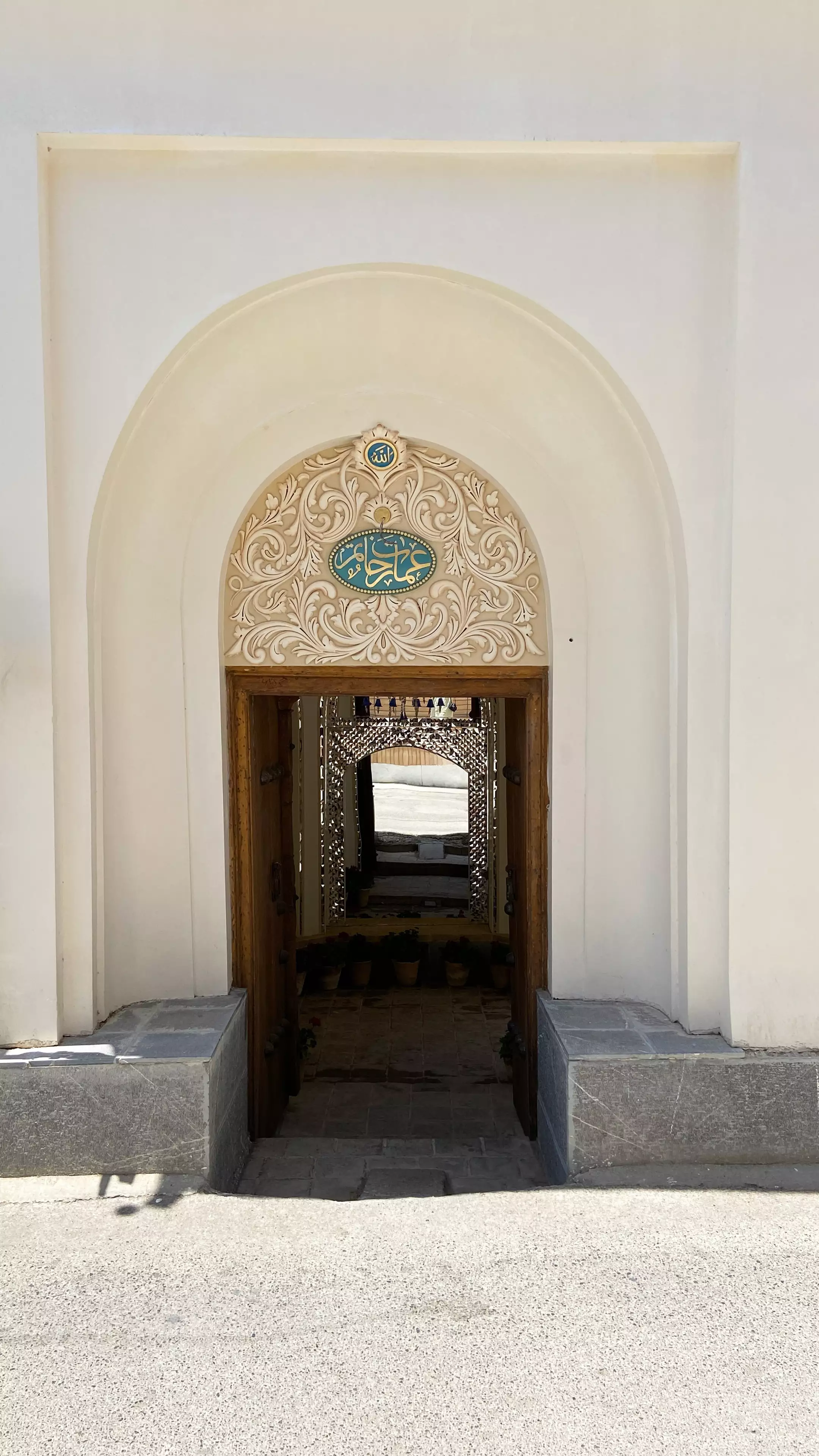 ورودی قوسی اقامتگاه خاتم با کاشی‌کاری سنتی