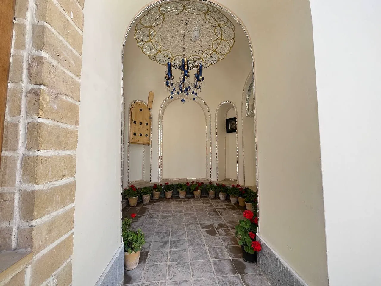 دالان طاق‌دار و حیاط گلدان‌کاری‌شده هتل خاتم