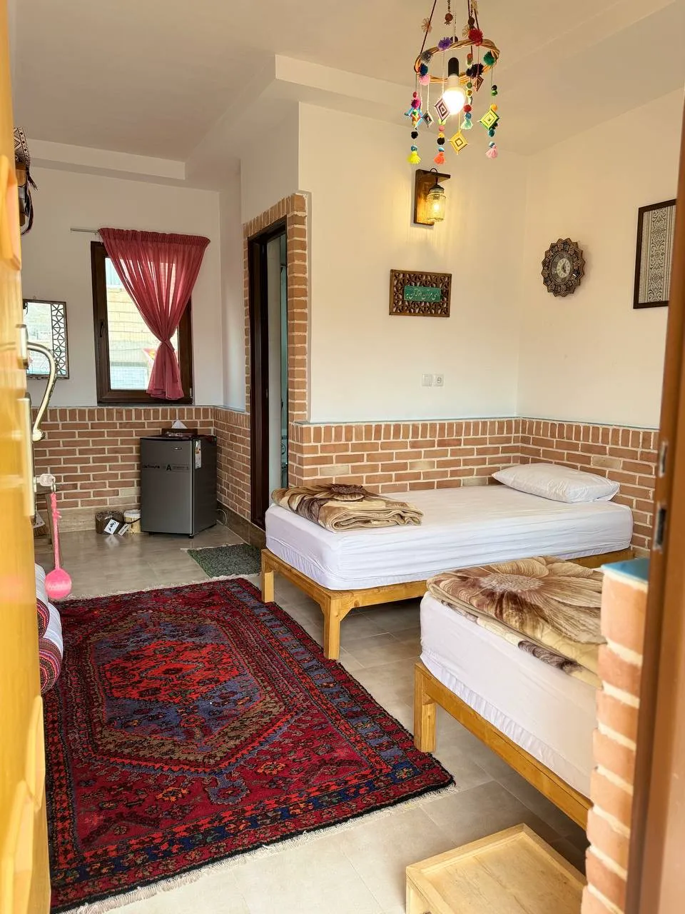 اتاق گلجان با دو تخت و فرش سنتی