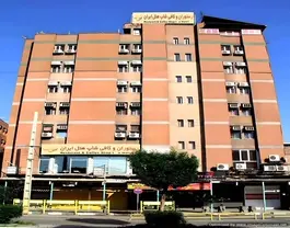 نمای بیرونی هتل ایران با نمای آجری و پنجرهها