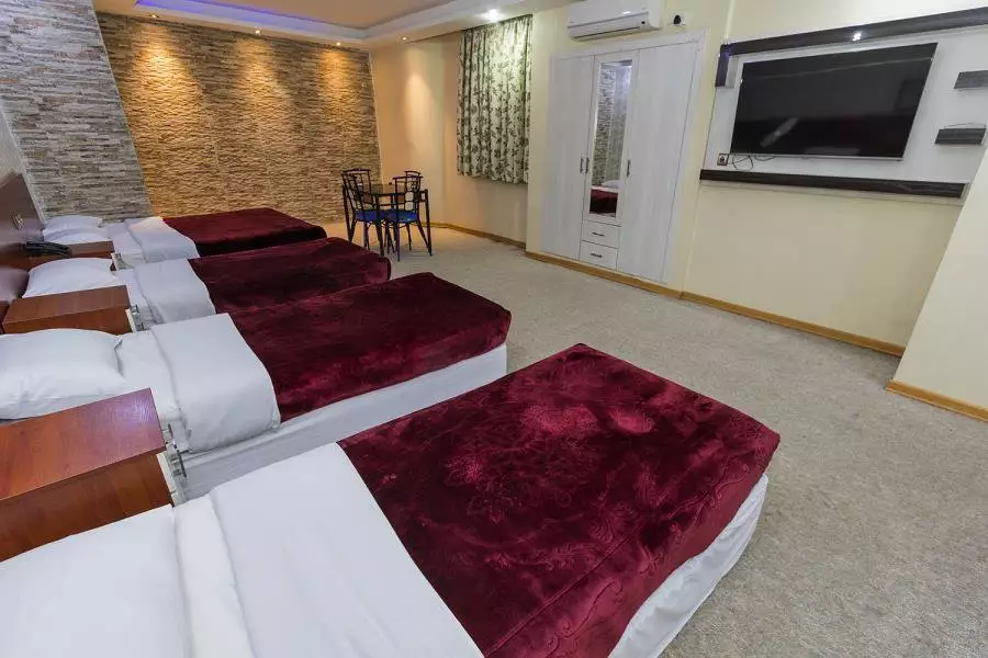 اتاق چندتخته هتل ایران با تلویزیون دیواری