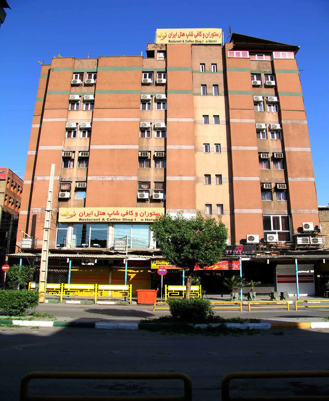 نمای بیرونی ساختمان هتل ایران با نمای آجری