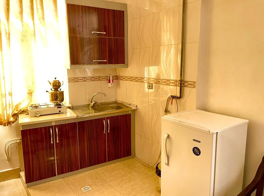 آشپزخانه آناهیتا2 با کابینت چوبی و یخچال