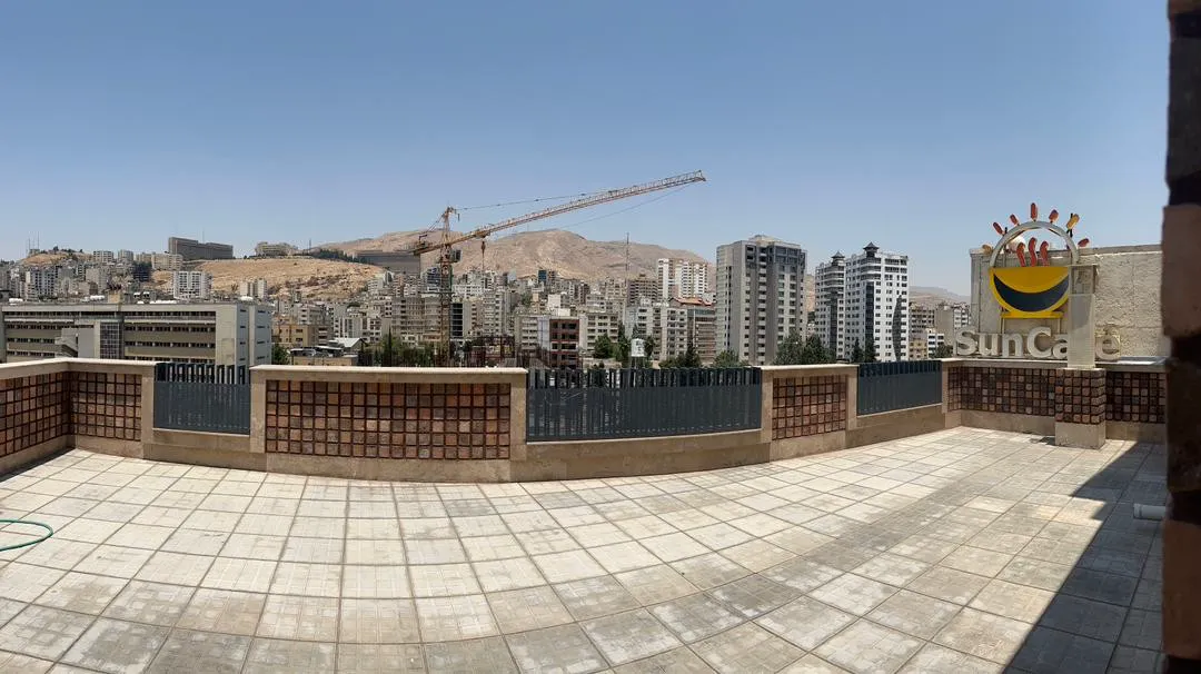 تراس هتل آویسا با چشم‌انداز ساختمان‌های شهر