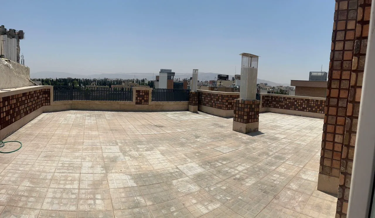 تراس سنگ‌فرش هتل آویسا با چشم‌انداز شهر