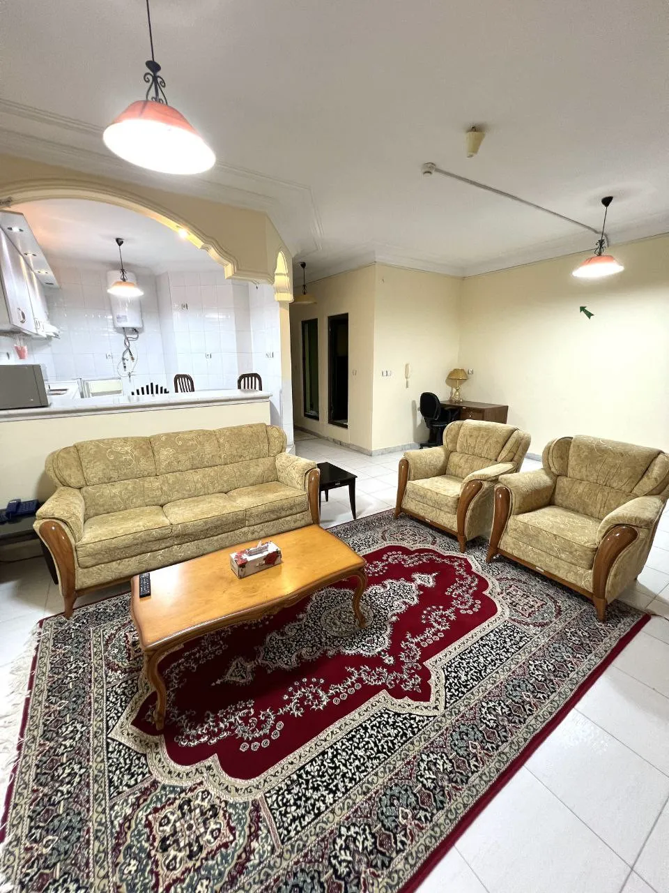 نشیمن جزیره با مبلمان و فرش قرمز
