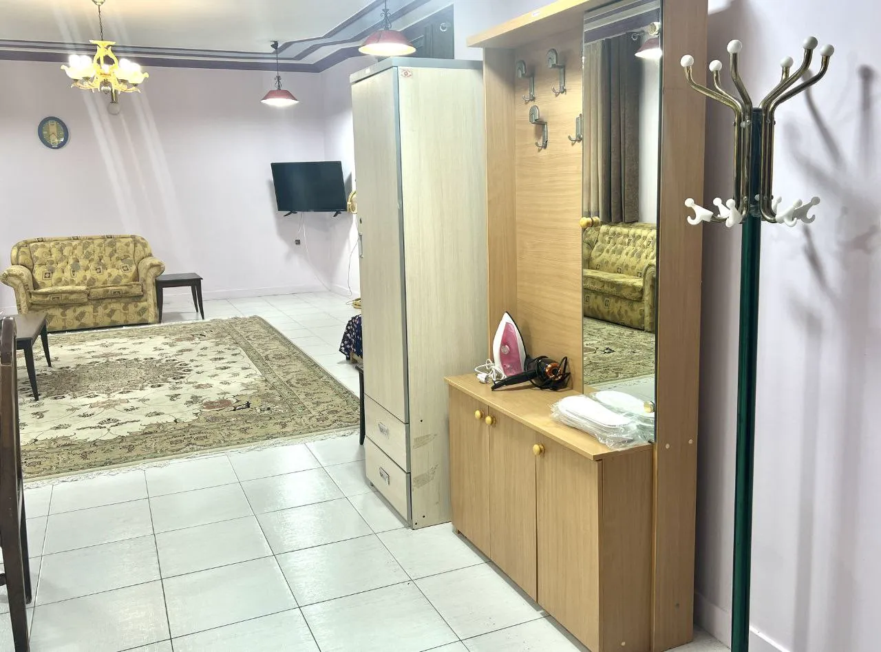 اتاق نشیمن هتل جزیره با مبل و آینه قدی
