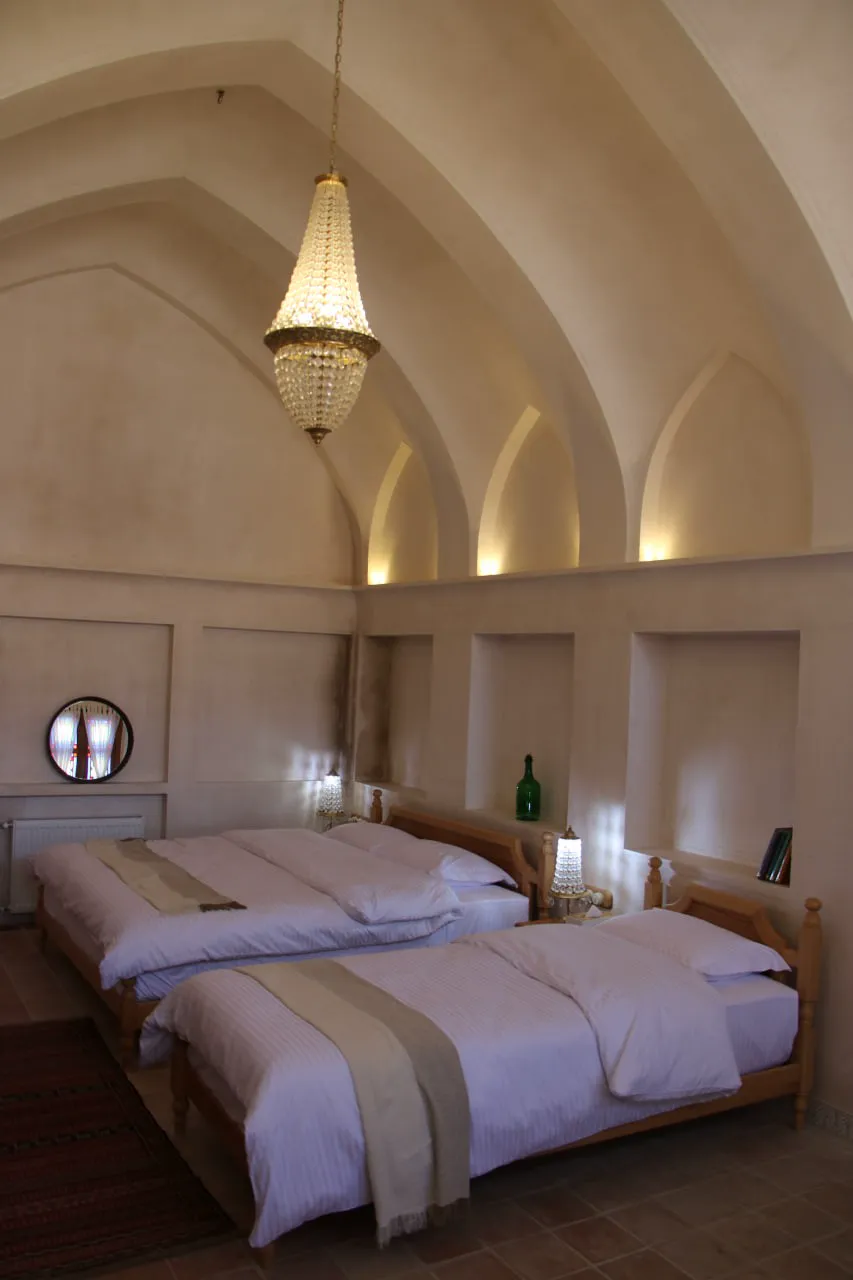 دو تخت در اتاق عمارت بالابان با لوستر