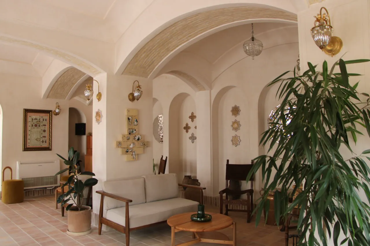 نشیمن عمارت بالابان با سقف قوسی و مبلمان چوبی