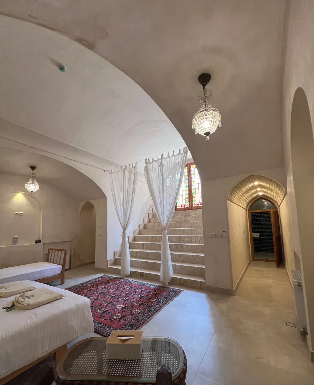 اتاق عمارت بالابان با تخت‌ها و راه‌پله