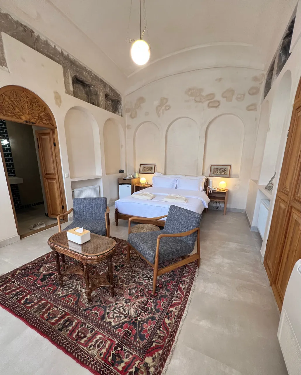 اتاق عمارت بالابان با تخت دونفره و فرش