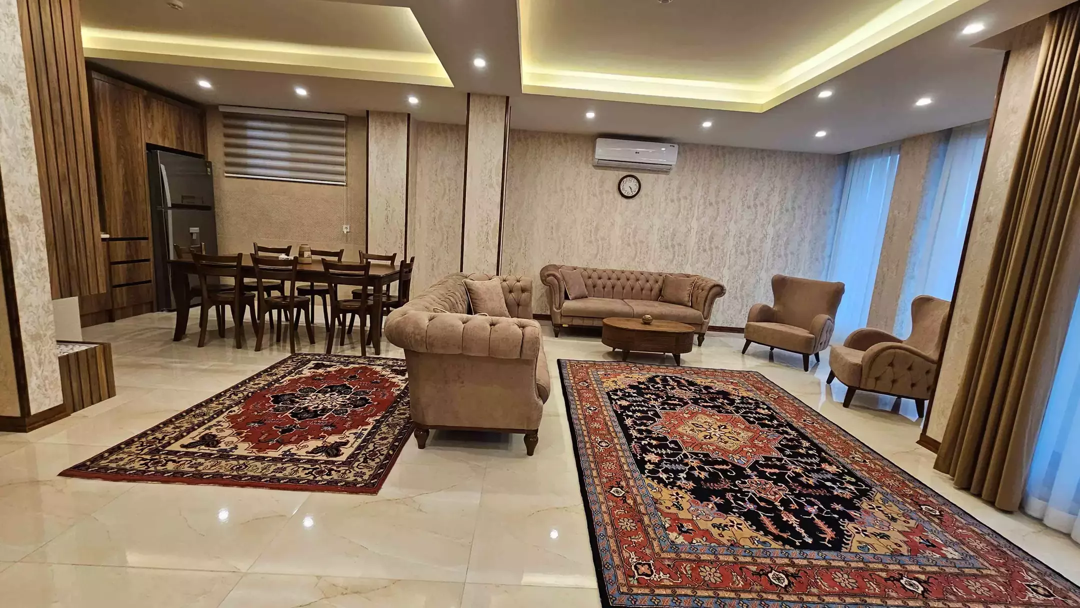 سالن نشیمن هتل مُلک قدوس با فرشهای ایرانی