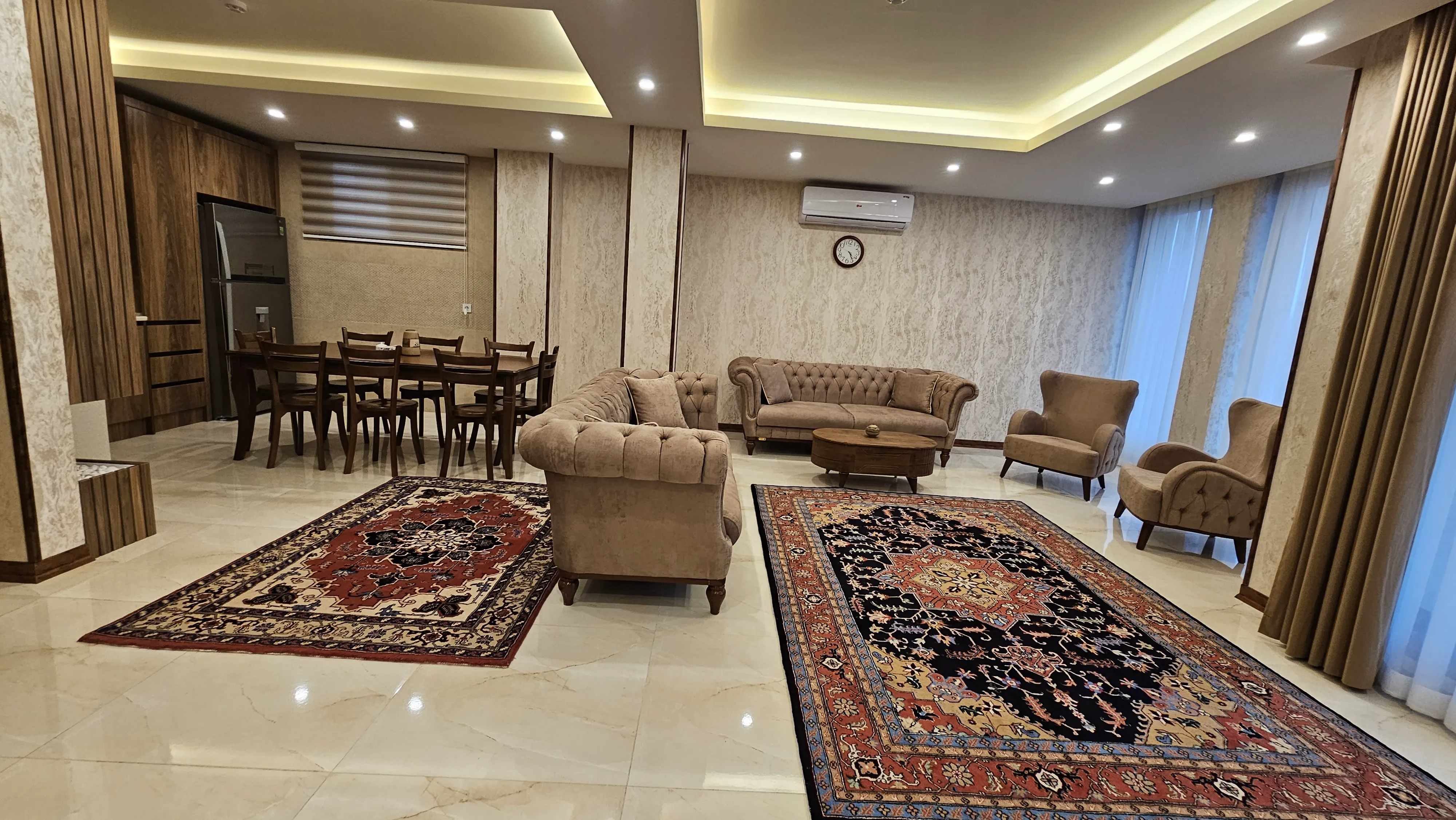 سالن نشیمن مبله با فرشهای ایرانی ملک قدوس