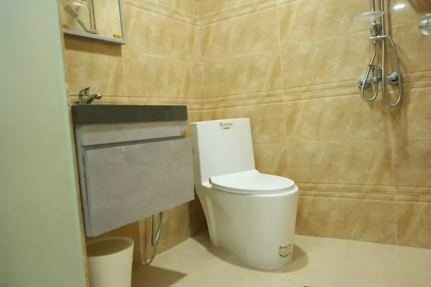 توالت فرنگی و دوش حمام هتل باراکودا