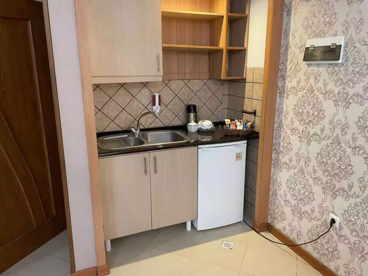 آشپزخانه کوچک با سینک و یخچال هتل مشکات رضوی