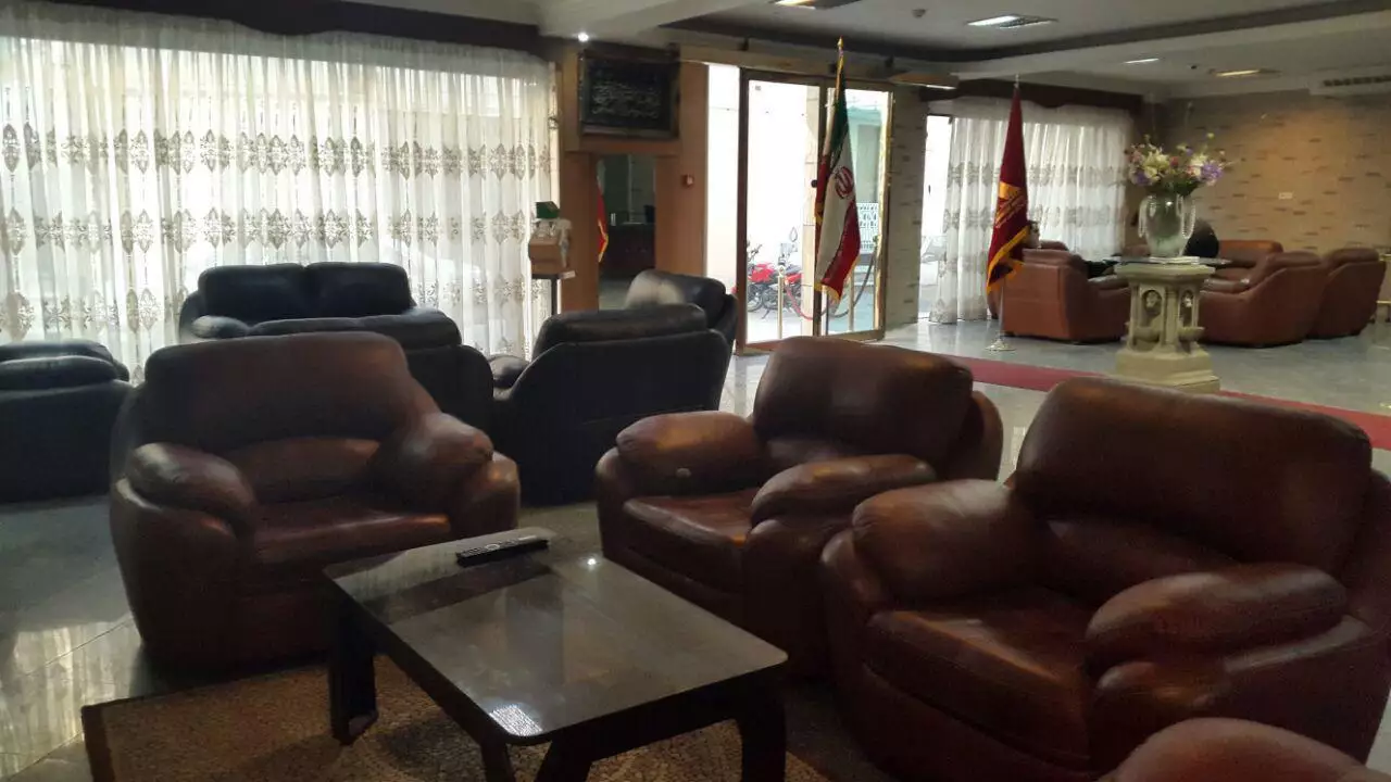 سالن نشیمن با مبلمان چرمی هتل مشکات رضوی
