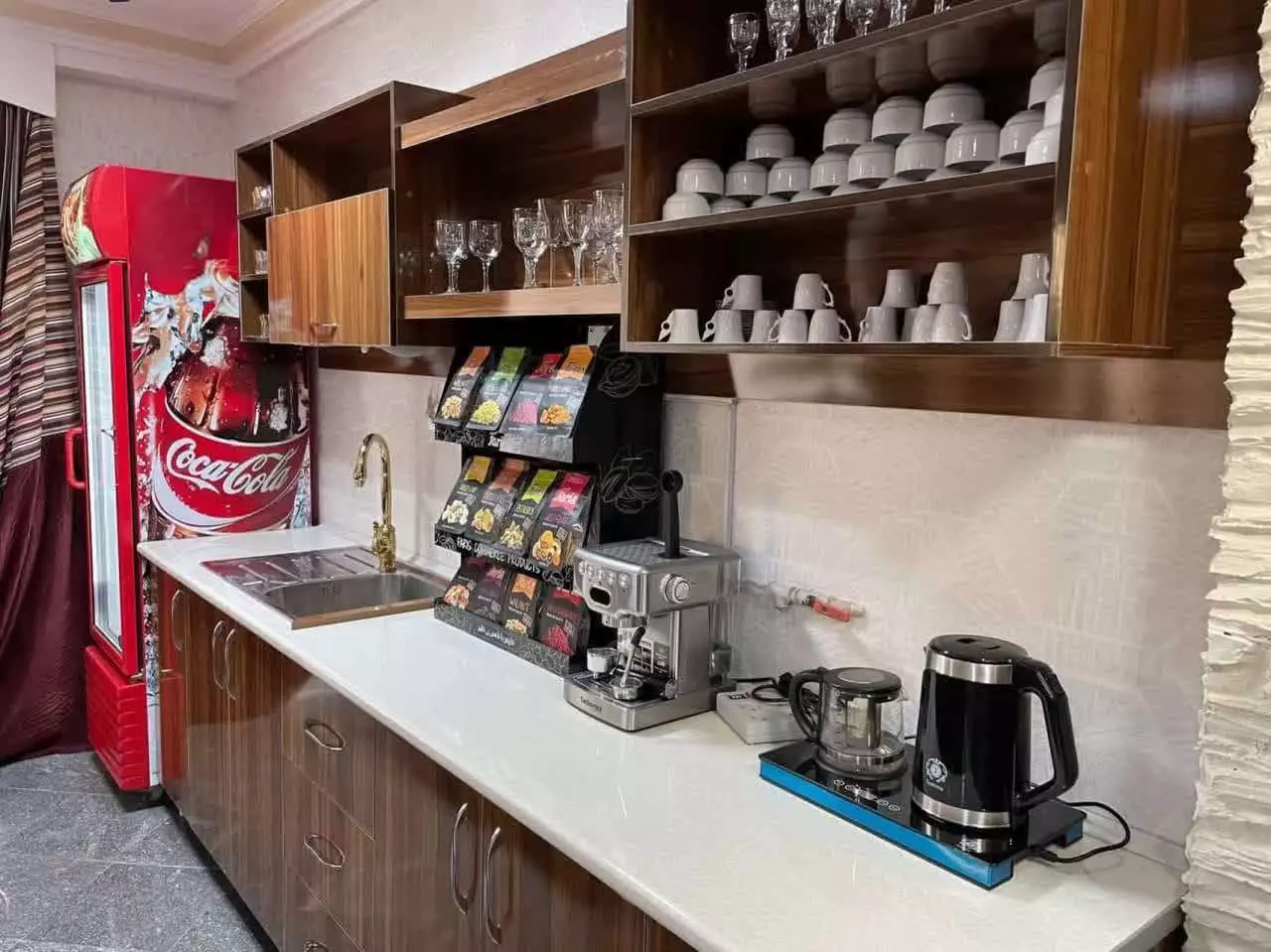پیشخوان نوشیدنی با قهوهساز و کتری هتل مشکات رضوی