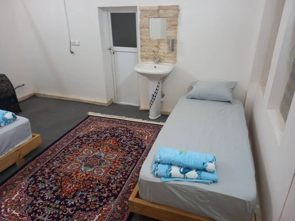 اتاق بانوچ با دو تخت یک‌نفره و روشویی