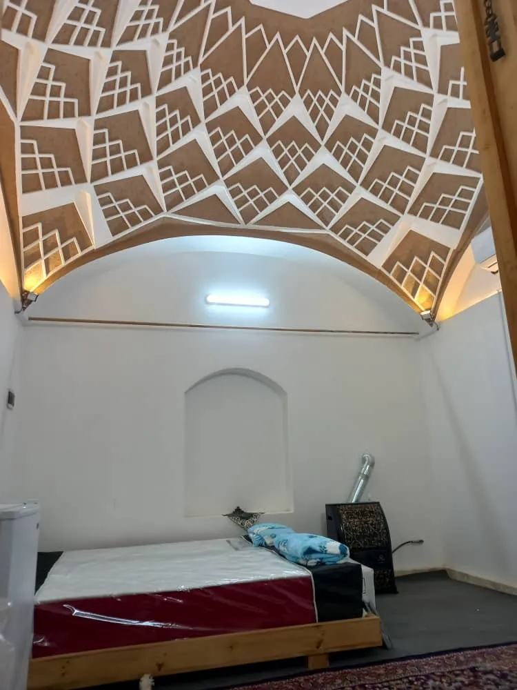 اتاق بانوچ با تخت زیر سقف گنبدی هندسی