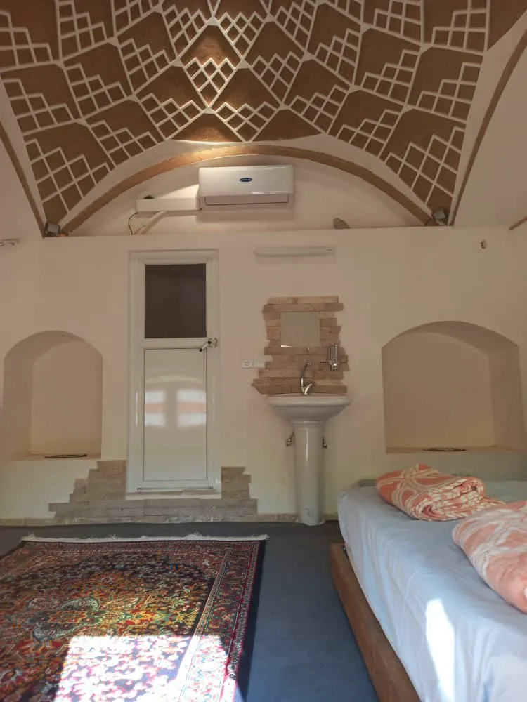 اتاق بانوچ با سقف گنبدی و تخت یک‌نفره