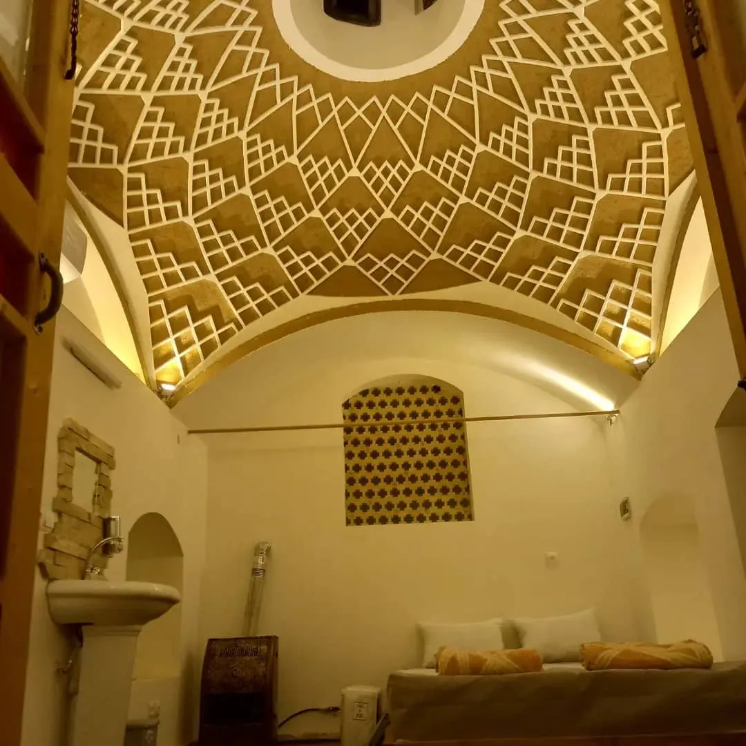 اتاق بانوچ با تخت و سقف گنبدی هندسی