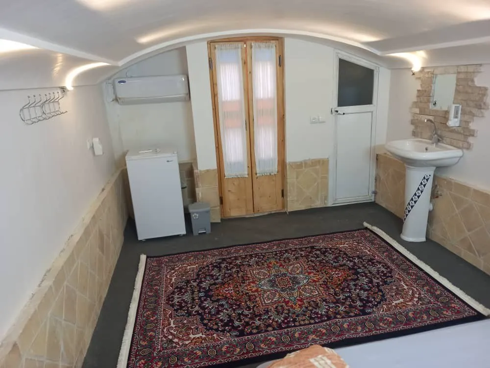 اتاق بانوچ با فرش دستباف و روشویی