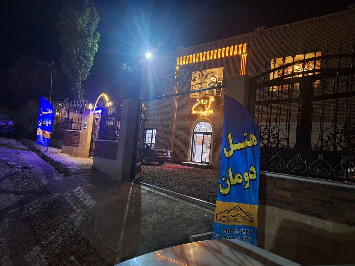 ورودی شبانه هتل دومان با تابلوی روشن