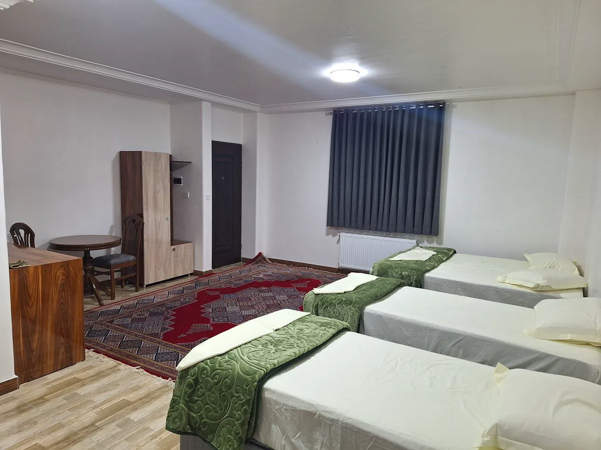 اتاق چندتخته با روتختی سبز هتل دومان