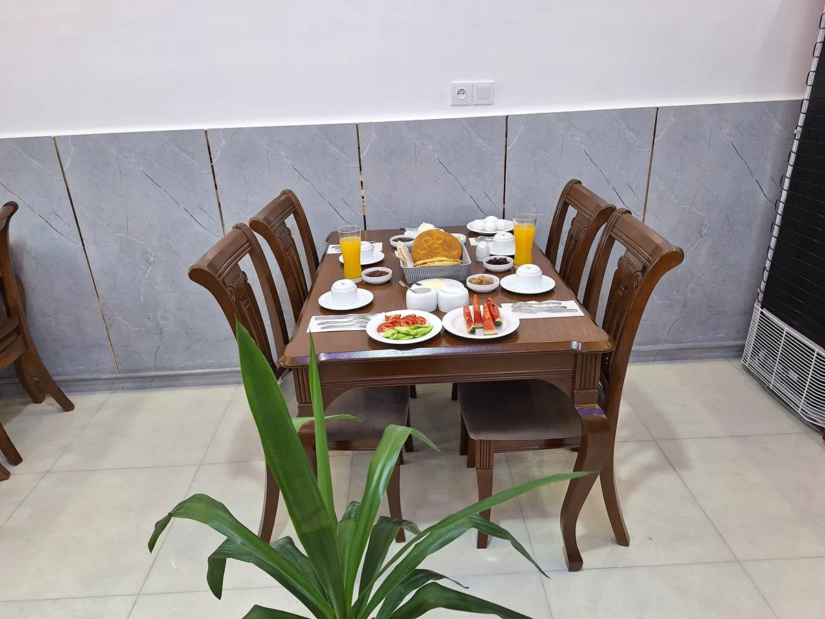 میز صبحانه در هتل دومان با نان و نوشیدنی