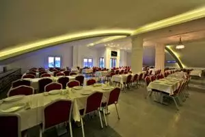چیدمان میز و صندلی برای پذیرایی در هتل آوالون آلتس
