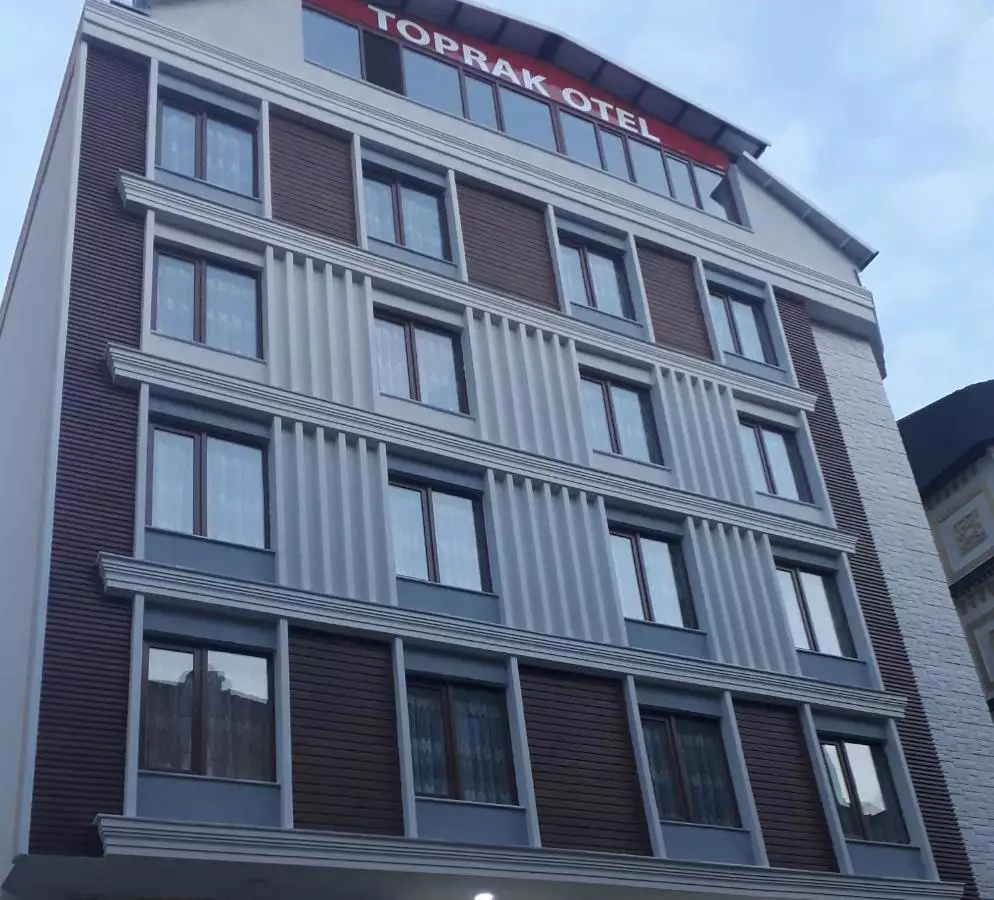 نمای بیرونی ساختمان هتل توپراک با پنجره‌های متعدد