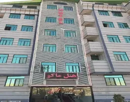 نمای ورودی هتل ماکو با تابلوی فارسی