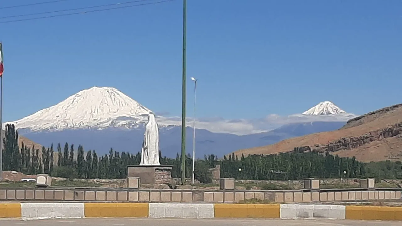 چشم‌انداز کوه‌های برفی و تندیس در ماکو