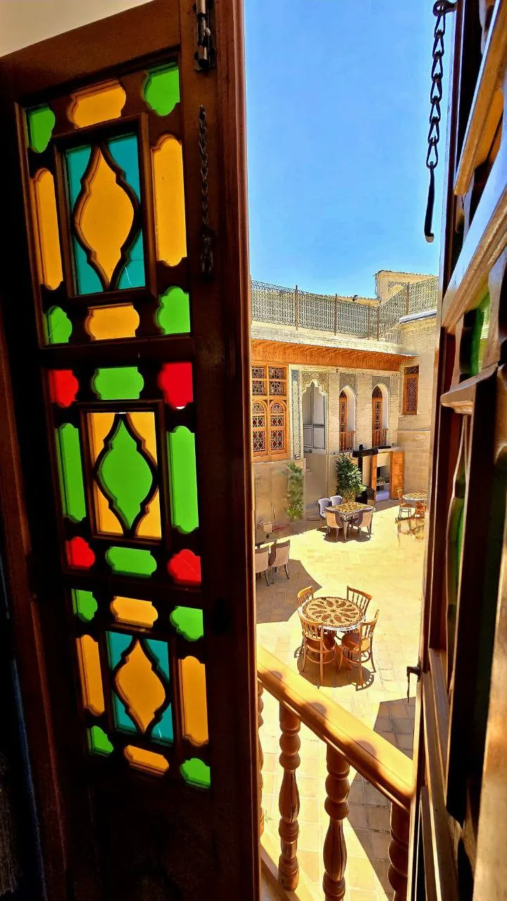 حیاط عمارت جهانشاهی از میان در شیشهرنگی