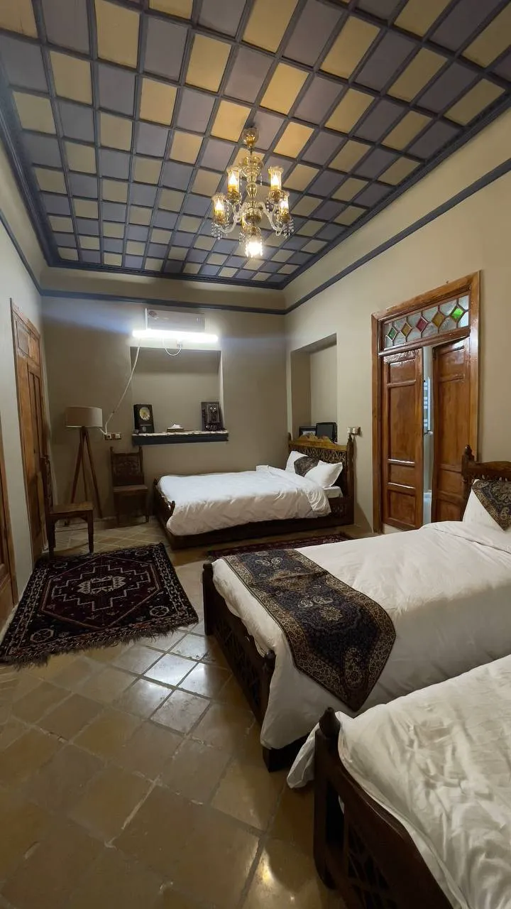 اتاق خواب عمارت جهانشاهی با تختهای چوبی