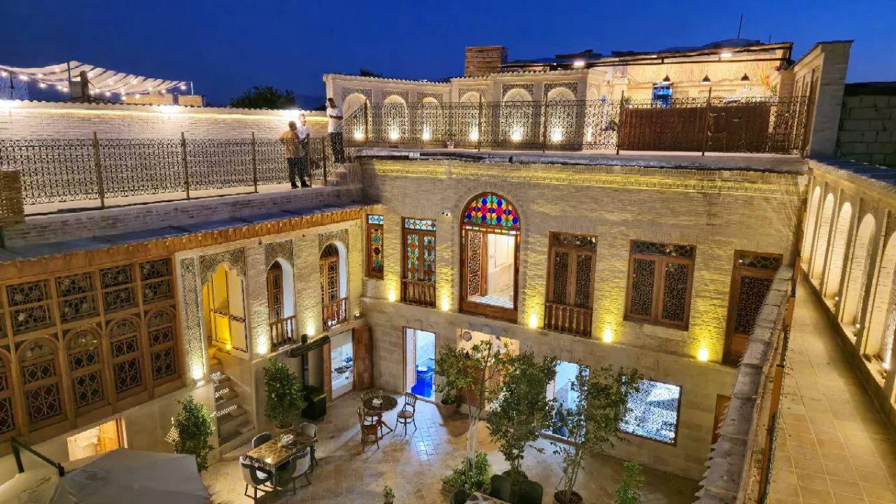 حیاط عمارت جهانشاهی با حوض و پنجرههای سنتی