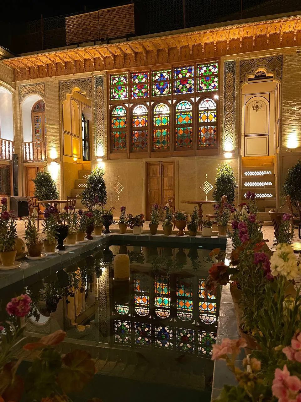 حوض عمارت جهانشاهی با بازتاب پنجرههای رنگی