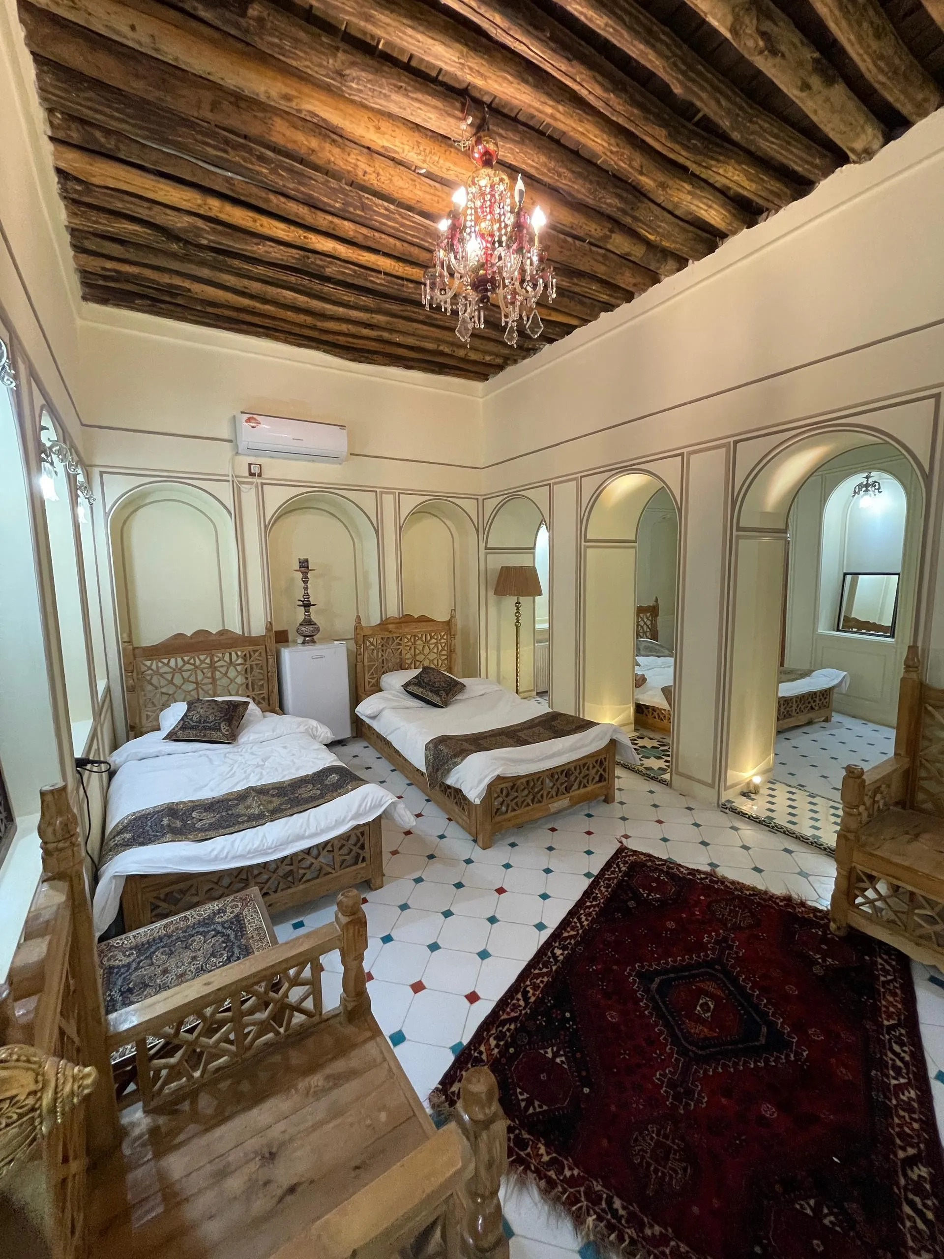 اتاق چندتخته عمارت جهانشاهی با سقف تیرچوبی