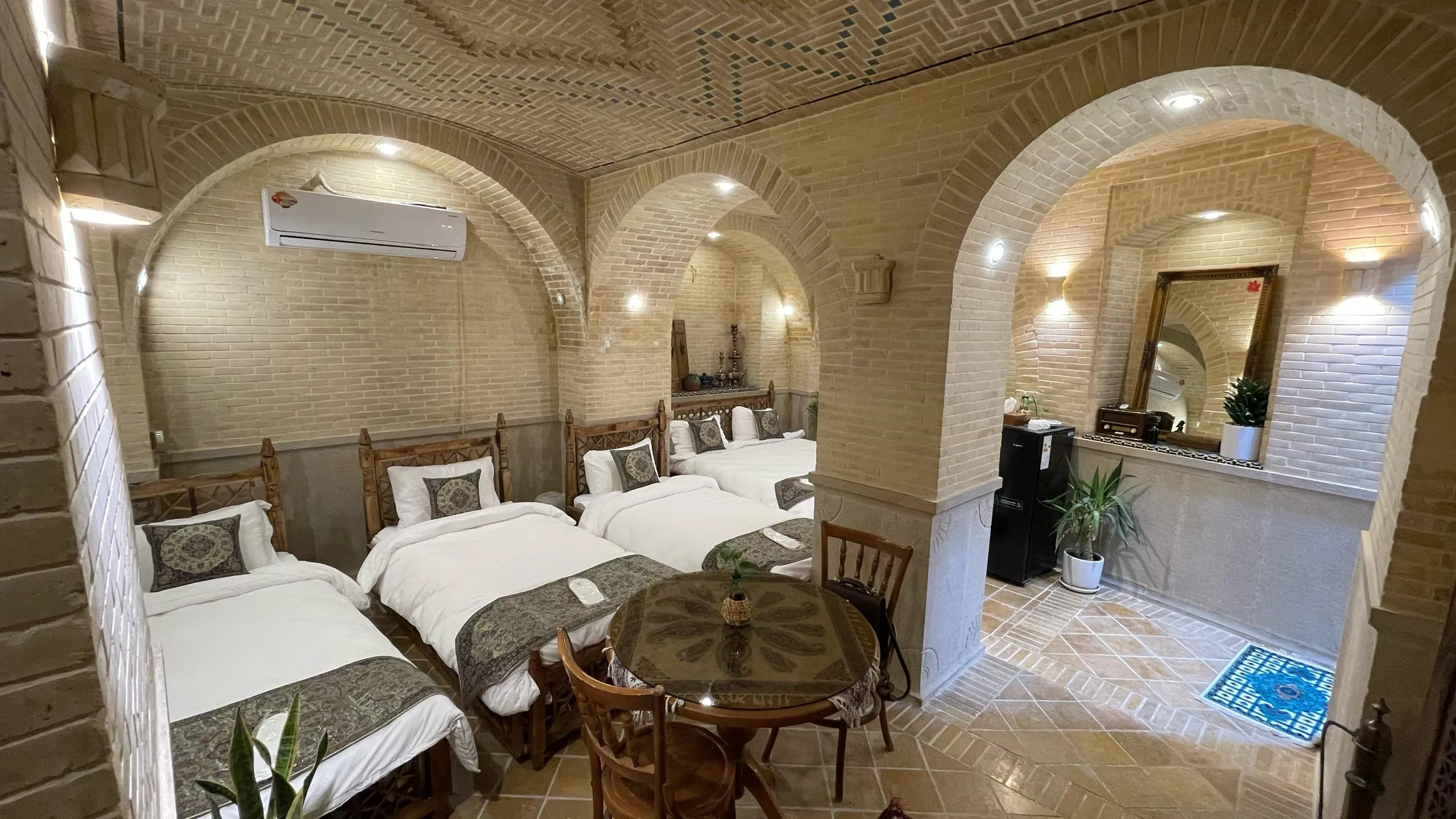 اتاق سهتخته با طاقهای آجری عمارت جهانشاهی
